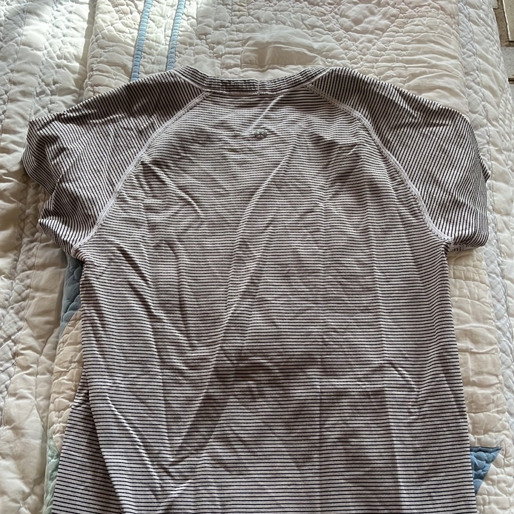 Lululemon Swiftly Tee, Size 6, Like New! - image 3